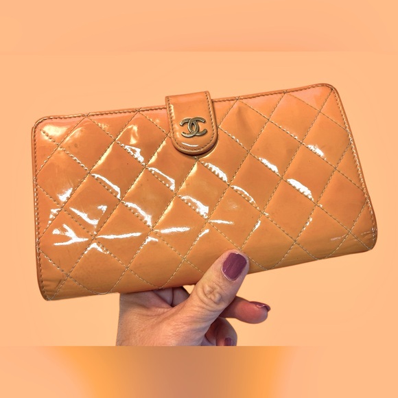 Chanel quilted Patent Leather Wallet & dust bag in Cream-cicle orange - Picture 4 of 16
